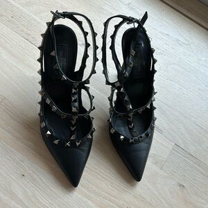 Valentino Garavani Noir 4 inch heel in great condition,